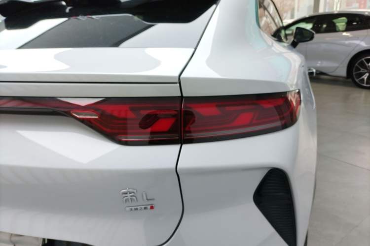 Used BYD Song L EV 2025 Intelligent Driving Version 662 km LiDAR Excellence Edition Right Rear Taillight