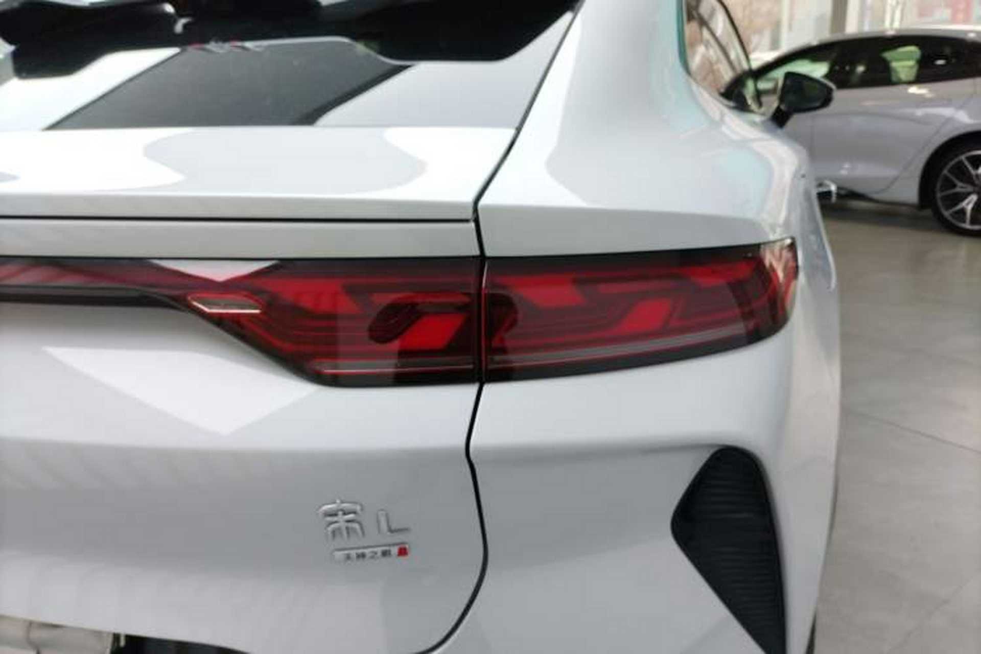 Used BYD Song L EV 2025 Intelligent Driving Version 662 km LiDAR Excellence Edition Right Rear Taillight