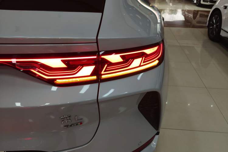 Used BYD Song L EV 2025 Intelligent Driving Version 662 km LiDAR Excellence Edition Right Rear Taillight