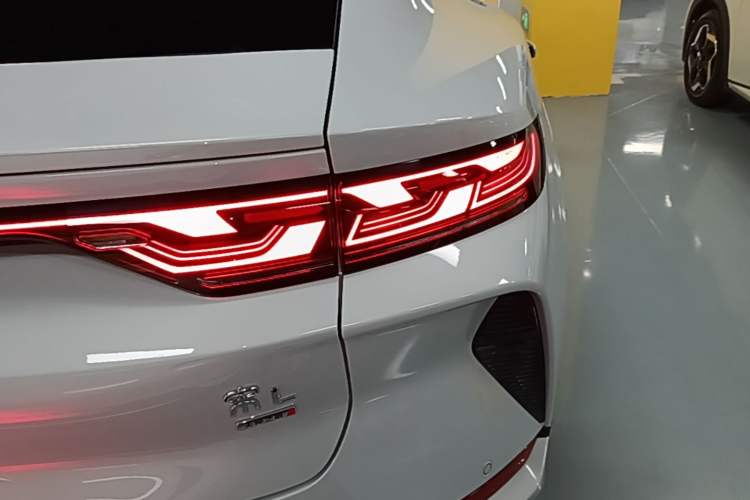 Used BYD Song L EV 2025 Intelligent Driving Version 662 km LiDAR Excellence Edition Right Rear Taillight