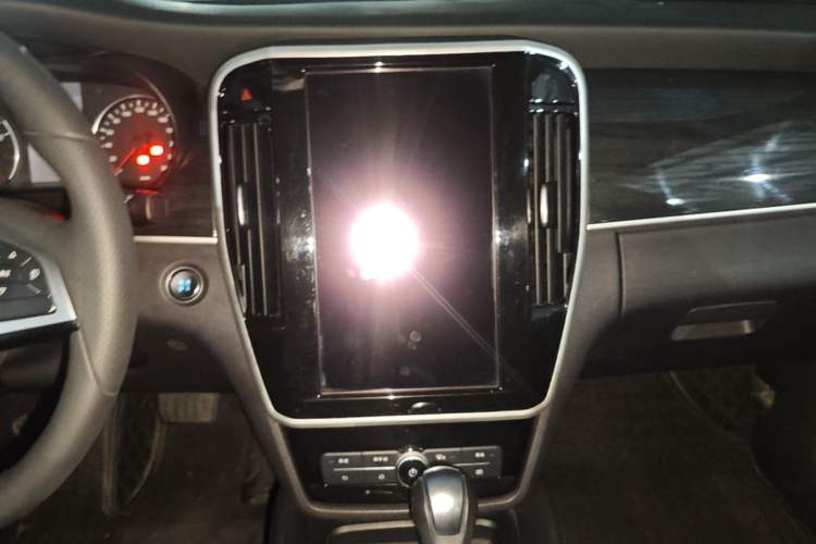 Used BYD Song MAX 2017 1.5T Automatic Smart Connect Luxury 7-Seater Audio And AC Panel
