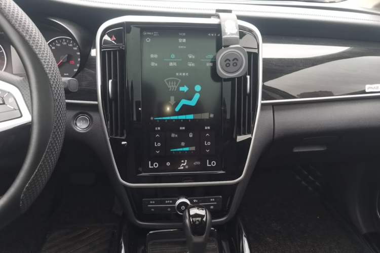 Used BYD Song MAX 2017 1.5T Automatic Smart Connect Elite 7-Seater Audio And AC Panel