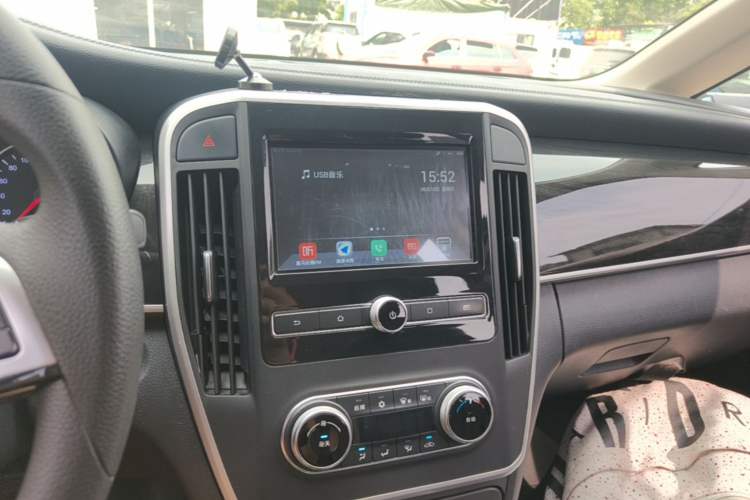 Used BYD Song MAX 2017 1.5T Manual Smart Connect Luxury 7-Seater Audio And AC Panel