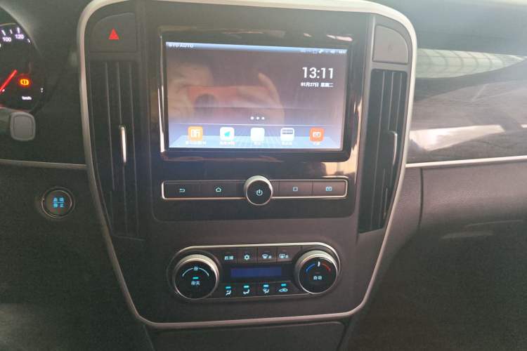 Used BYD Song MAX 2017 1.5T Manual Smart Connect Luxury 7-Seater Audio And AC Panel