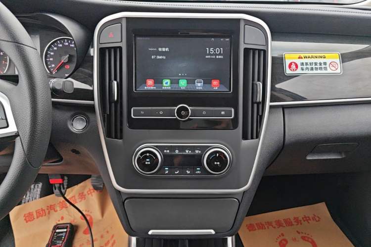 Used BYD Song MAX 2017 1.5T Manual Smart Connect Luxury 7-Seater Audio And AC Panel