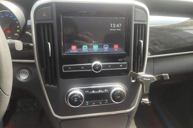 Used BYD Song MAX 2017 1.5T Manual Smart Connect Luxury 7-Seater Audio And AC Panel