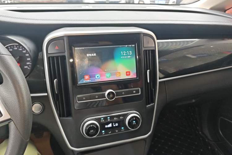 Used BYD Song MAX 2017 1.5T Manual Smart Connect Luxury 7-Seater Audio And AC Panel