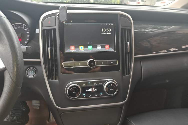 Used BYD Song MAX 2017 1.5T Manual Smart Connect Luxury 7-Seater Audio And AC Panel