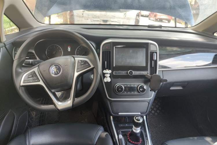 Used BYD Song MAX 2017 1.5T Manual Smart Connect Luxury 7-Seater Center Console