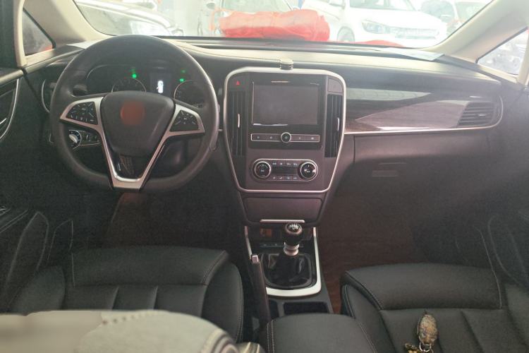 Used BYD Song MAX 2017 1.5T Manual Smart Connect Luxury 7-Seater Center Console