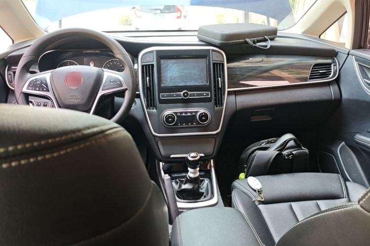 Used BYD Song MAX 2017 1.5T Manual Smart Connect Luxury 7-Seater Center Console