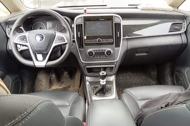 Used BYD Song MAX 2017 1.5T Manual Smart Connect Luxury 7-Seater Center Console