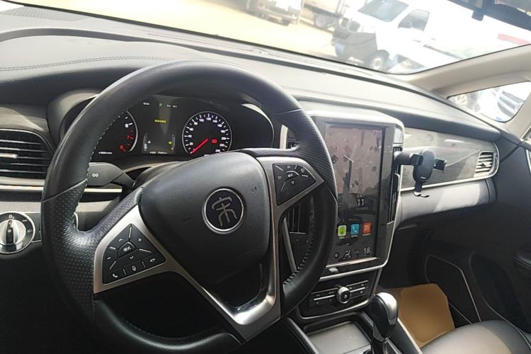 Used BYD Song MAX 2017 1.5T Automatic Smart Connect Luxury 7-Seater Center Console