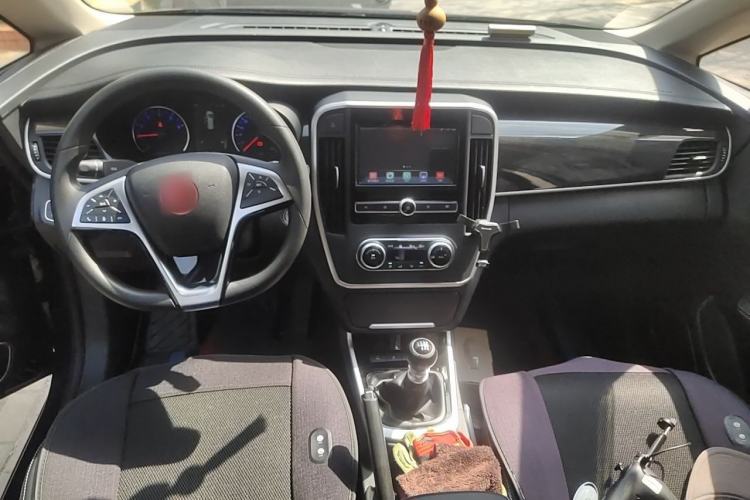 Used BYD Song MAX 2017 1.5T Manual Smart Connect Luxury 7-Seater Center Console