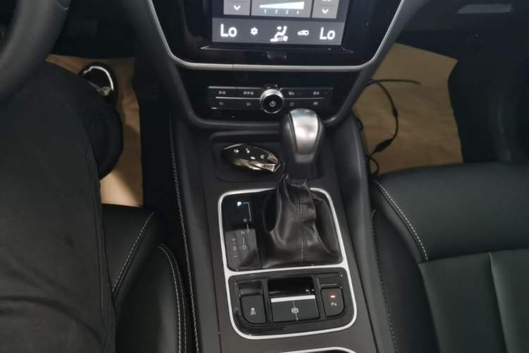 Used BYD Song MAX 2017 1.5T Automatic Smart Connect Elite 7-Seater Gear Lever