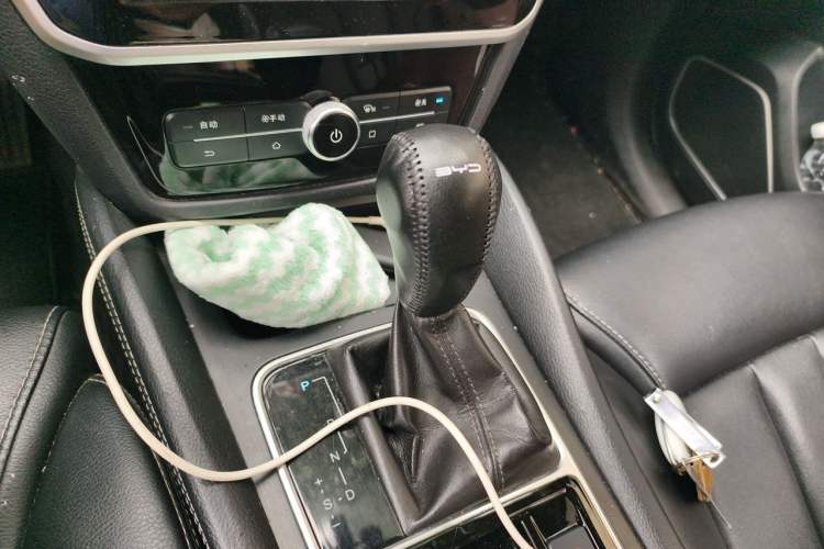Used BYD Song MAX 2017 1.5T Automatic Smart Connect Elite 7-Seater Gear Lever