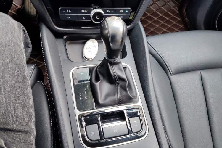 Used BYD Song MAX 2017 1.5T Automatic Smart Connect Elite 7-Seater Gear Lever