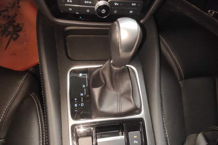 Used BYD Song MAX 2017 1.5T Automatic Smart Connect Elite 7-Seater Gear Lever