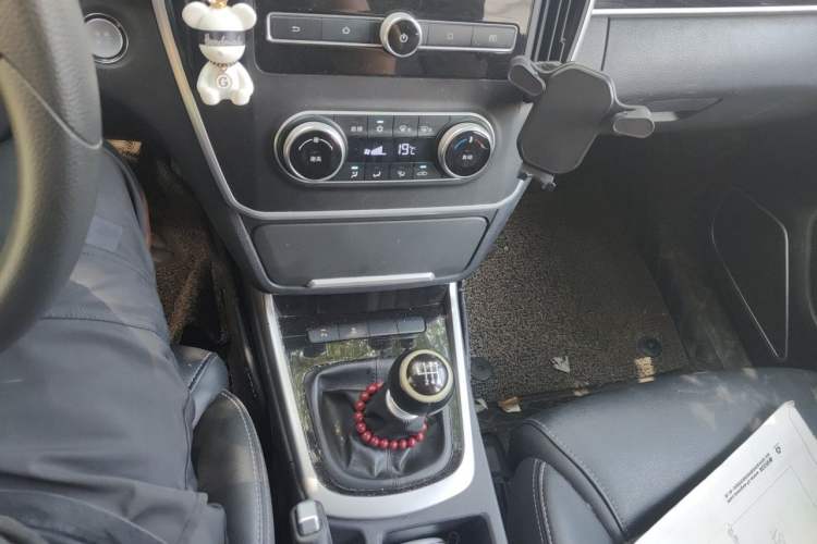 Used BYD Song MAX 2017 1.5T Manual Smart Connect Luxury 7-Seater Gear Lever