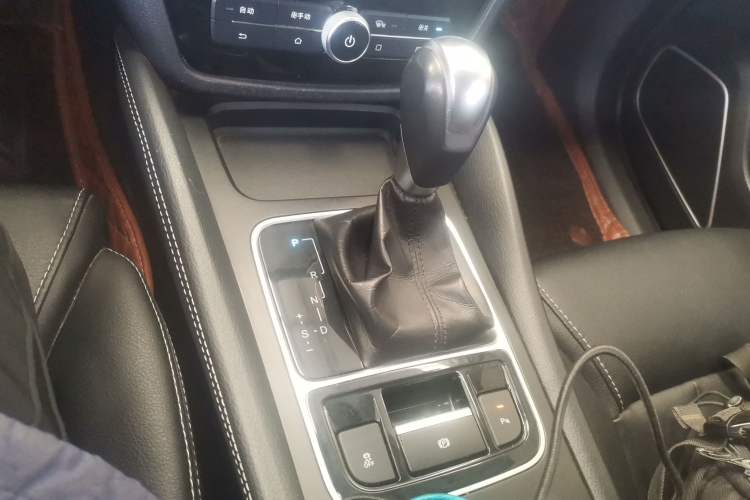 Used BYD Song MAX 2017 1.5T Automatic Smart Connect Elite 7-Seater Gear Lever