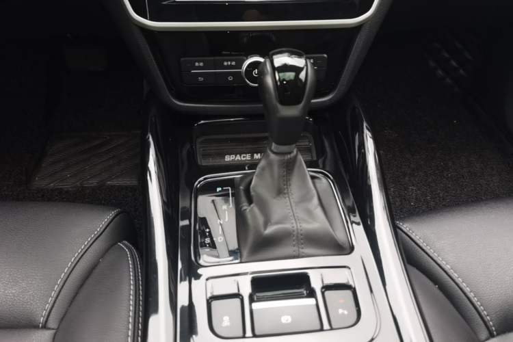 Used BYD Song MAX 2017 1.5T Automatic Smart Connect Elite 7-Seater Gear Lever