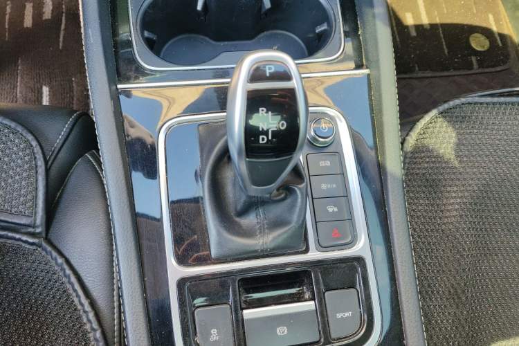 Used BYD Song MAX 2017 1.5T Automatic Smart Connect Elite 7-Seater Gear Lever