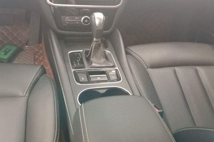 Used BYD Song MAX 2017 1.5T Automatic Smart Connect Elite 7-Seater Gear Lever