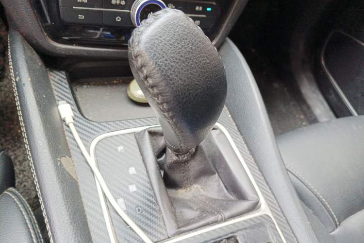 Used BYD Song MAX 2017 1.5T Automatic Smart Connect Elite 7-Seater Gear Lever