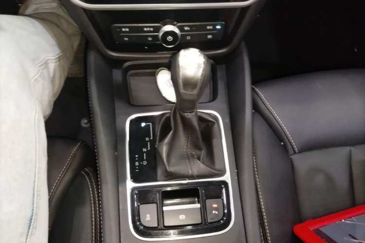 Used BYD Song MAX 2017 1.5T Automatic Smart Connect Elite 7-Seater Gear Lever