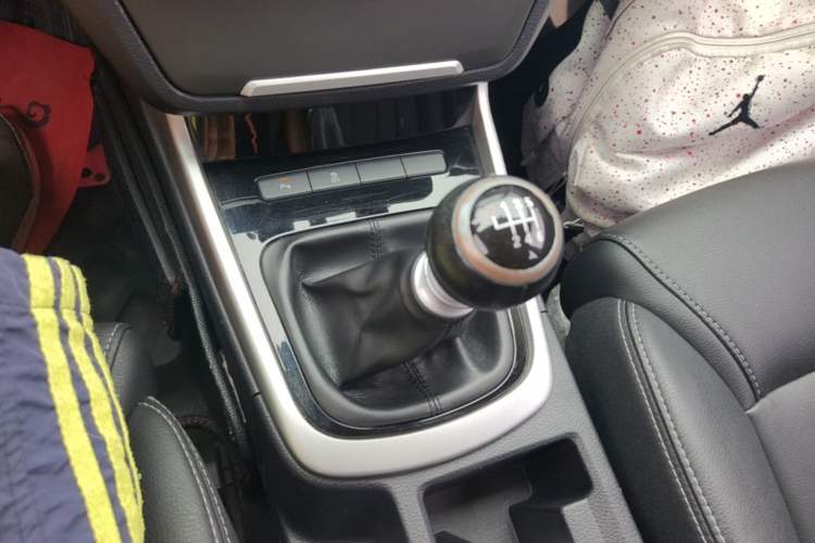 Used BYD Song MAX 2017 1.5T Manual Smart Connect Luxury 7-Seater Gear Lever