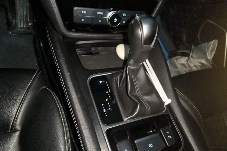 Used BYD Song MAX 2017 1.5T Automatic Smart Connect Luxury 7-Seater Gear Lever