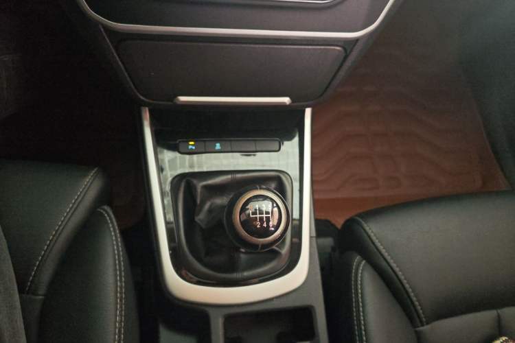 Used BYD Song MAX 2017 1.5T Manual Smart Connect Luxury 7-Seater Gear Lever