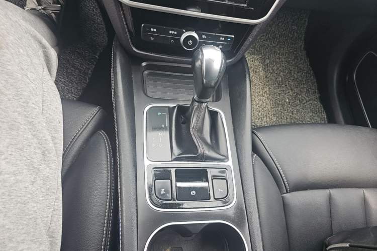 Used BYD Song MAX 2017 1.5T Automatic Smart Connect Prestige 7-Seater Gear Lever