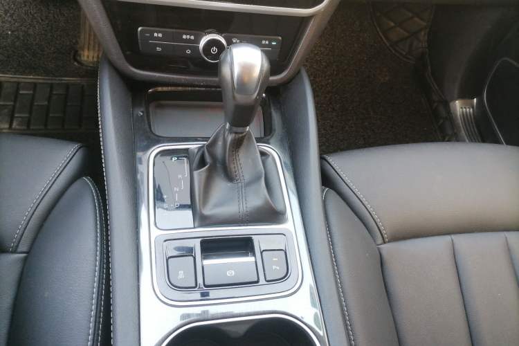 Used BYD Song MAX 2017 1.5T Automatic Smart Connect Elite 7-Seater Gear Lever