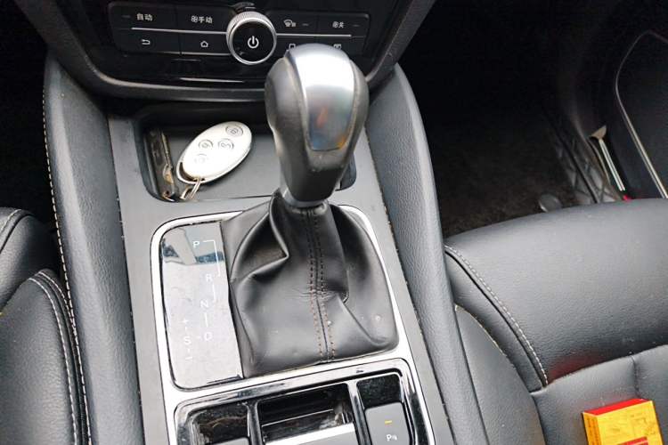 Used BYD Song MAX 2017 1.5T Automatic Smart Connect Luxury 7-Seater Gear Lever