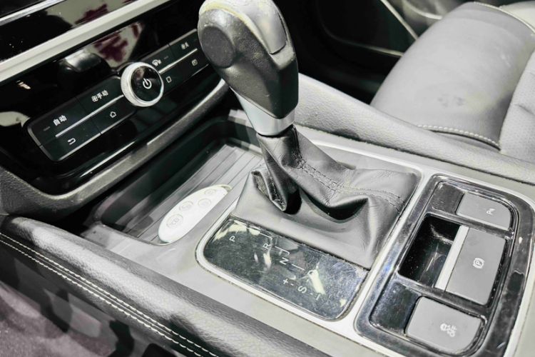 Used BYD Song MAX 2017 1.5T Automatic Smart Connect Luxury 7-Seater Gear Lever