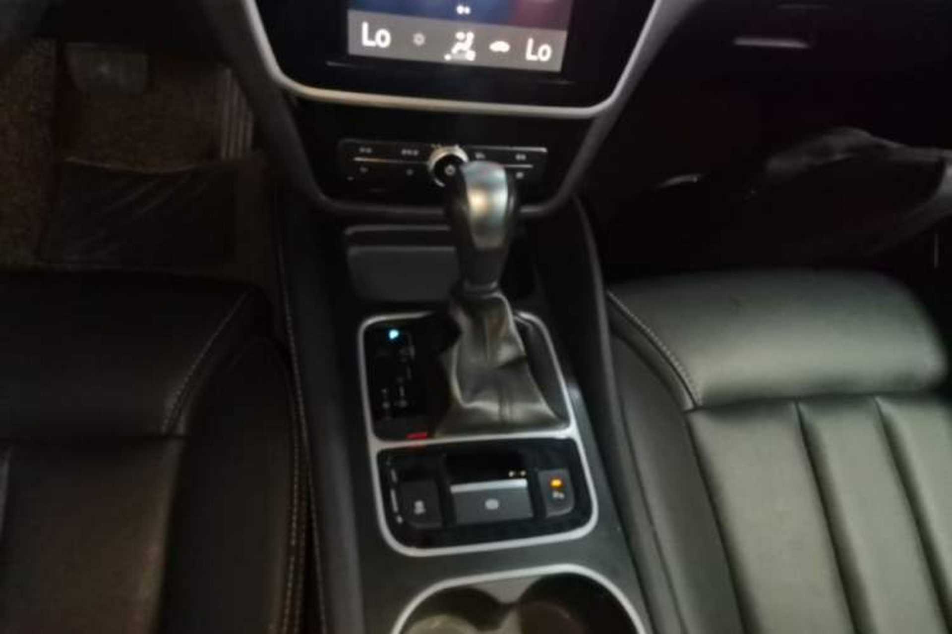 Used BYD Song MAX 2017 1.5T Automatic Smart Connect Luxury 7-Seater Gear Lever