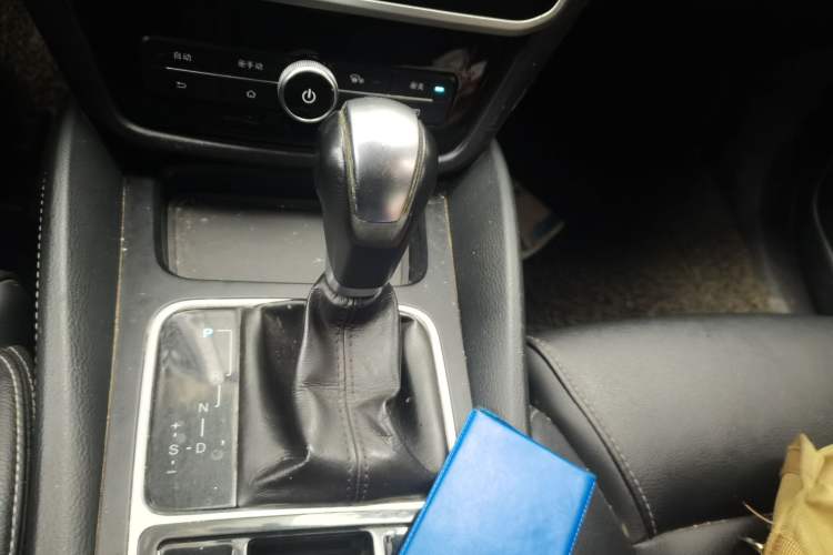 Used BYD Song MAX 2017 1.5T Automatic Smart Connect Luxury 7-Seater Gear Lever