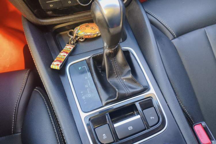 Used BYD Song MAX 2017 1.5T Automatic Smart Connect Elite 7-Seater Gear Lever