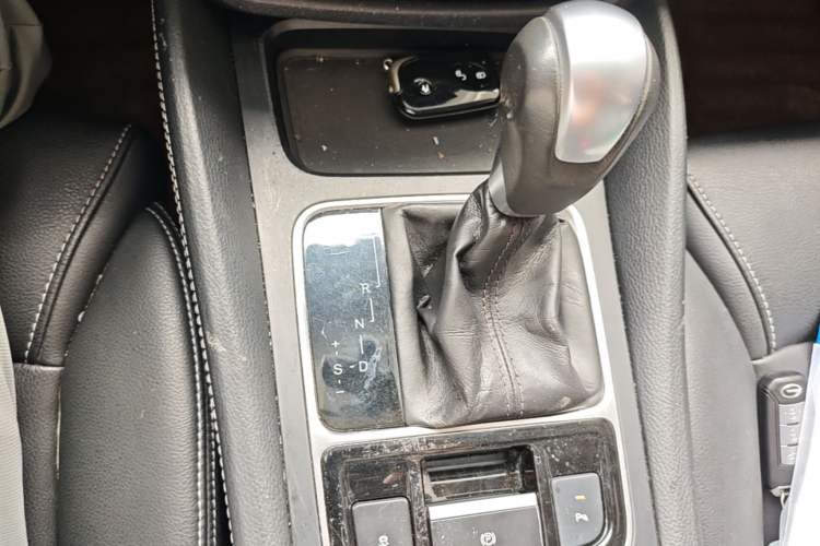 Used BYD Song MAX 2017 1.5T Automatic Smart Connect Elite 7-Seater Gear Lever