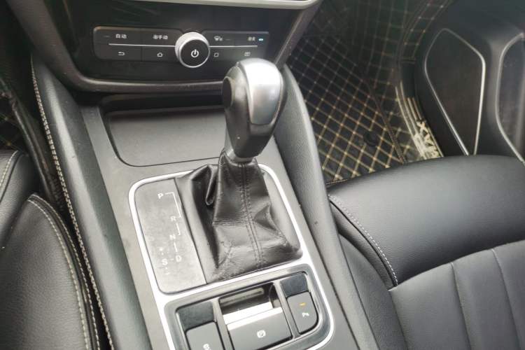 Used BYD Song MAX 2017 1.5T Automatic Smart Connect Luxury 7-Seater Gear Lever