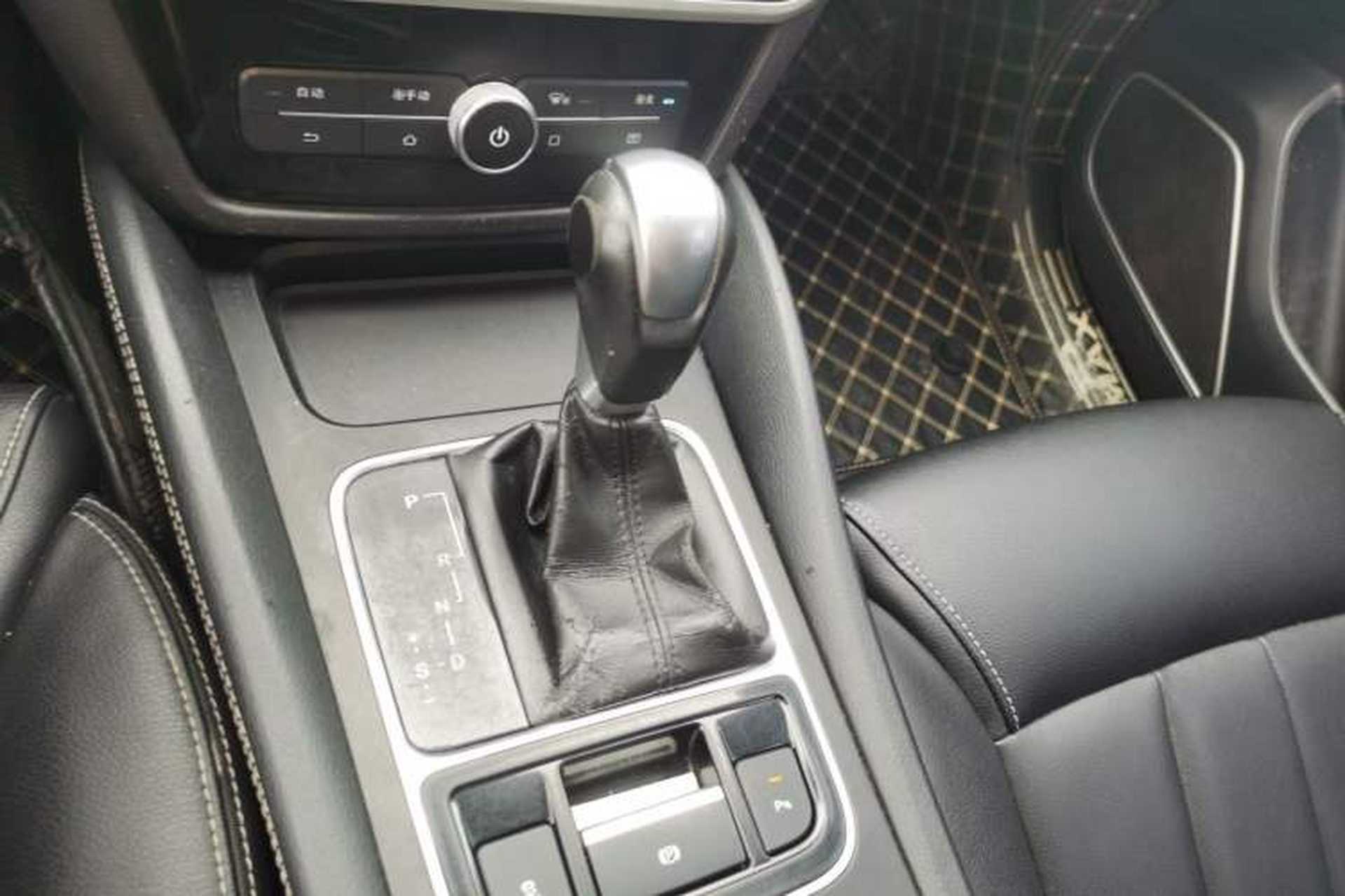 Used BYD Song MAX 2017 1.5T Automatic Smart Connect Luxury 7-Seater Gear Lever