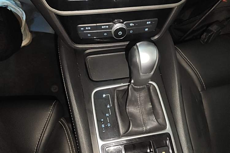 Used BYD Song MAX 2017 1.5T Automatic Smart Connect Elite 7-Seater Gear Lever