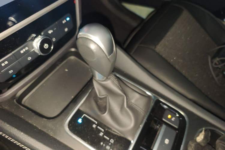 Used BYD Song MAX 2017 1.5T Automatic Smart Connect Elite 7-Seater Gear Lever
