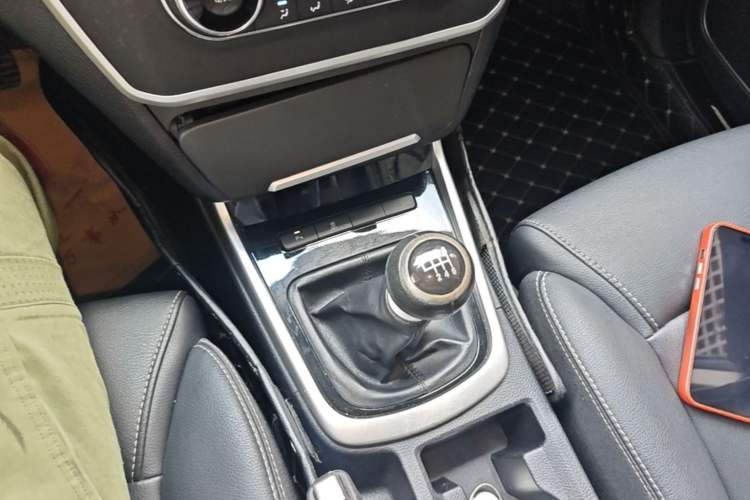 Used BYD Song MAX 2017 1.5T Manual Smart Connect Luxury 7-Seater Gear Lever
