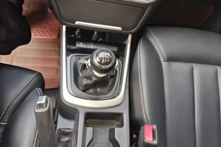 Used BYD Song MAX 2017 1.5T Manual Smart Connect Luxury 7-Seater Gear Lever