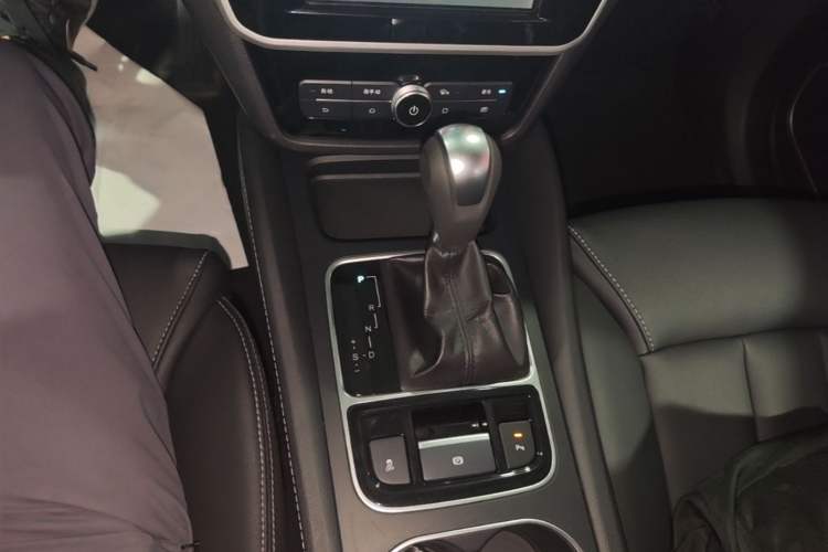 Used BYD Song MAX 2017 1.5T Automatic Smart Connect Elite 7-Seater Gear Lever