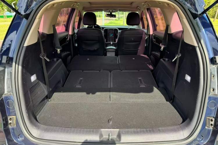 Used BYD Song MAX 2017 1.5T Automatic Smart Connect Elite 7-Seater Interior 3