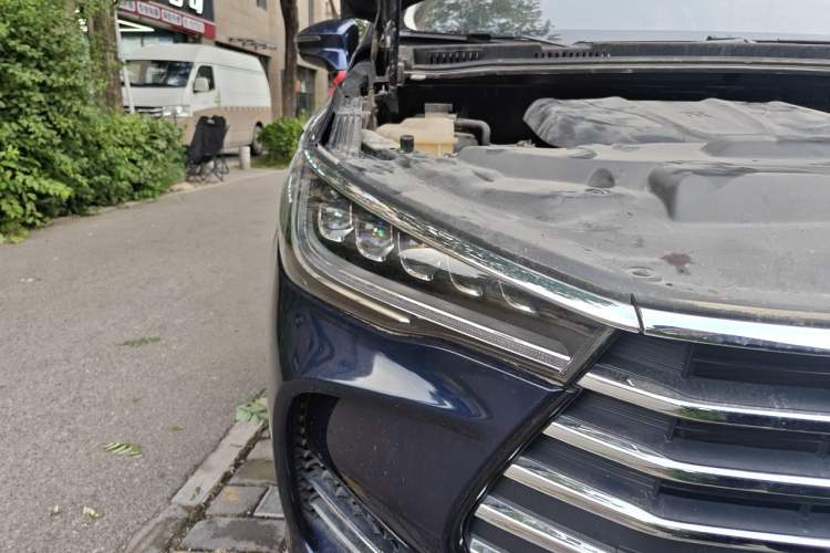 Used BYD Song MAX 2017 1.5T Manual Smart Connect Luxury 7-Seater Right Front Headlight