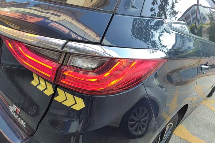Used BYD Song MAX 2017 1.5T Automatic Smart Connect Prestige 7-Seater Right Rear Taillight